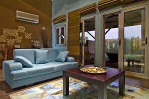 Villa | Free minibar, in-room safe, desk, blackout drapes