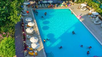 Indendørs pool, sæsonbestemt udendørs pool, parasoller, liggestole