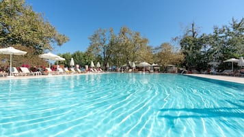 Indoor pool, seasonal outdoor pool, pool umbrellas, sun loungers