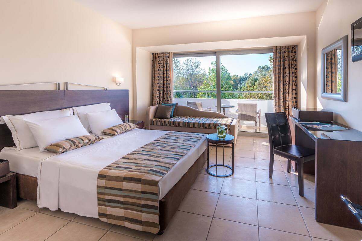 Standard Room | Minibar (free items), in-room safe, desk, blackout drapes