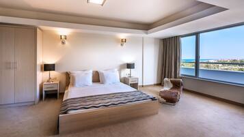 Presidential Suite | Free minibar, in-room safe, desk, blackout drapes