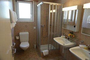 Triple Room | Bathroom | Shower, free toiletries, hair dryer, towels - Spenglers Inn (Davos)
