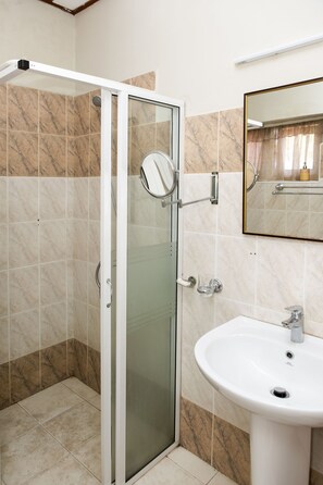 Deluxe Family Room AC | Bathroom | Towels - Ranveli Beach Resort (Mount Lavinia)