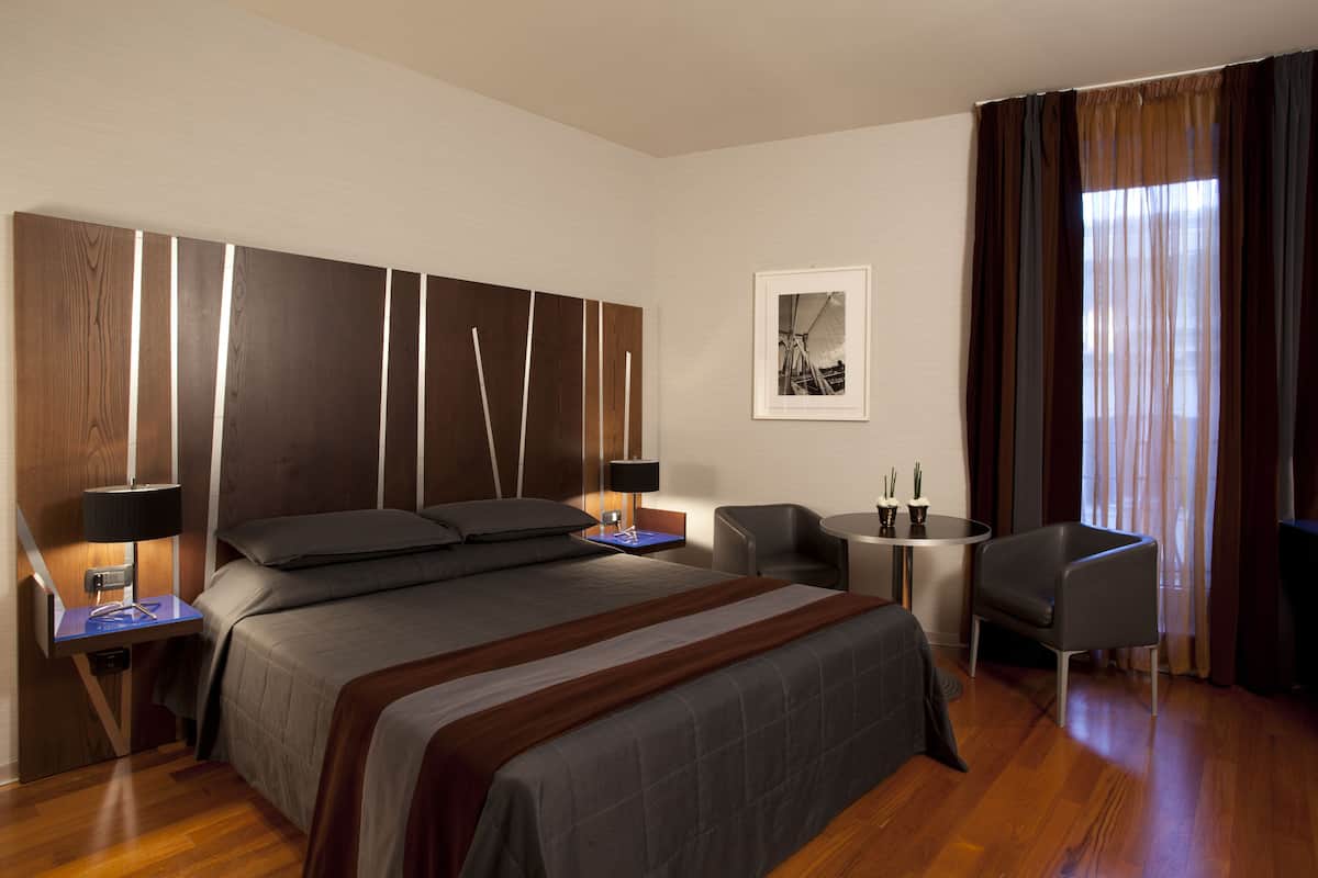 Chambre supérieure double, secteur Affaires | Minibar, coffre-fort, bureau, rideaux d’obscurcissement