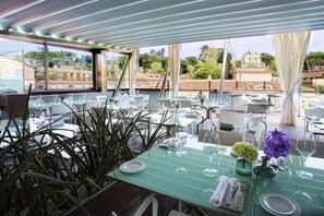 Dobbeltrom – superior, executive-nivå | Utendørsservering | 2 restauranter: frokost, lunsj, middag og brunsj serveres
