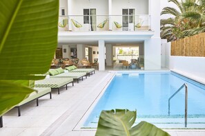 3 piscines extérieures, chaises longues