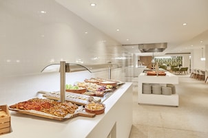 2 restaurants, breakfast, dinner served; international cuisine