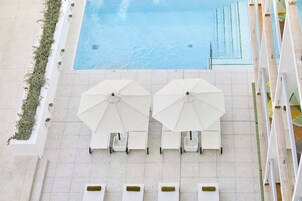 3 piscinas al aire libre, tumbonas