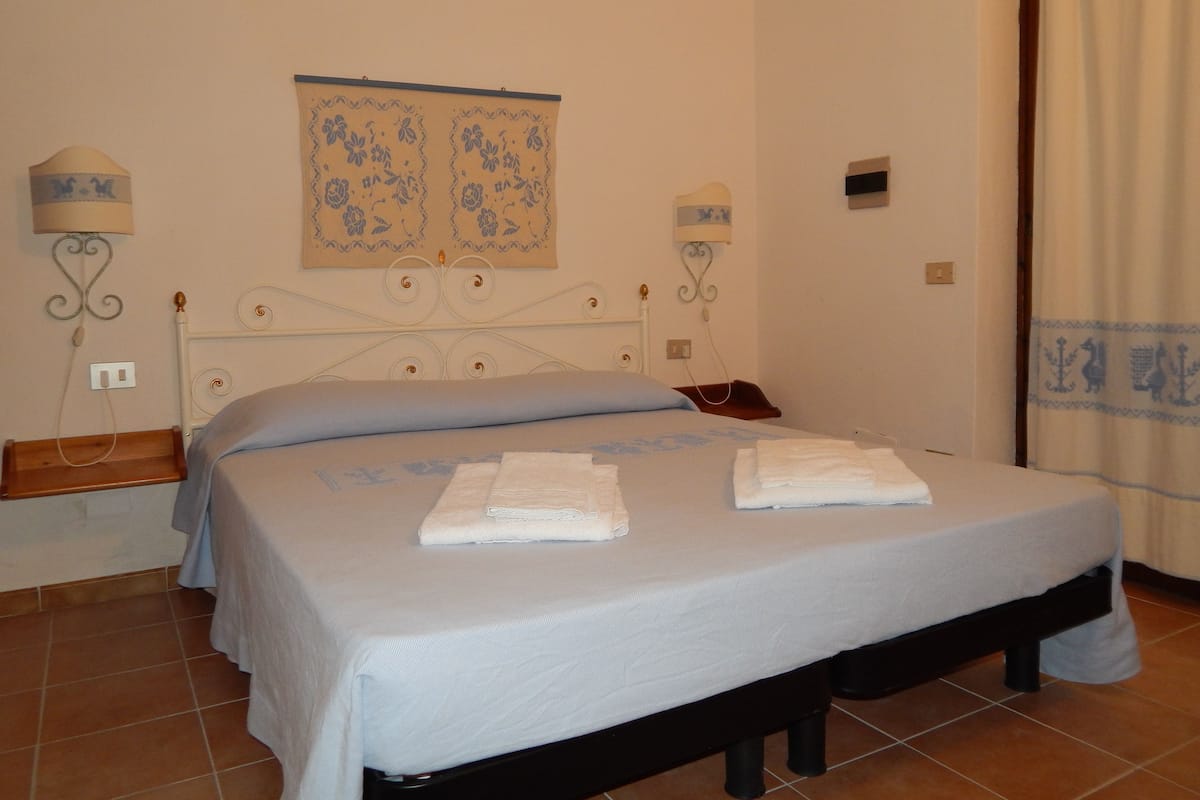 1 chambre, lit parapluie, Wi-Fi gratuit, draps fournis