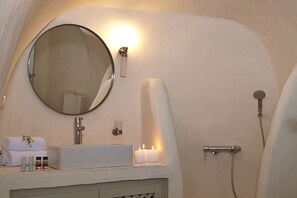 Bathroom amenities - Liakada Oia Suites (Santorini)