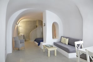 Living area - Liakada Oia Suites (Santorini)