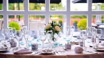 Lunch and dinner served, British cuisine