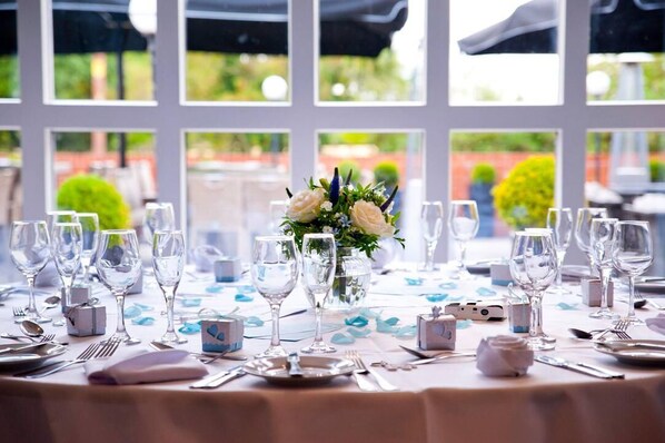 Lunch and dinner served, British cuisine