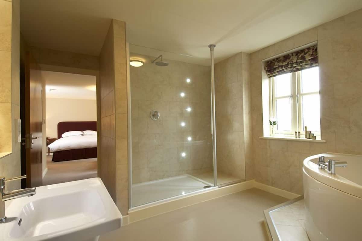 Combined shower/bathtub, deep-soaking bathtub, eco-friendly toiletries