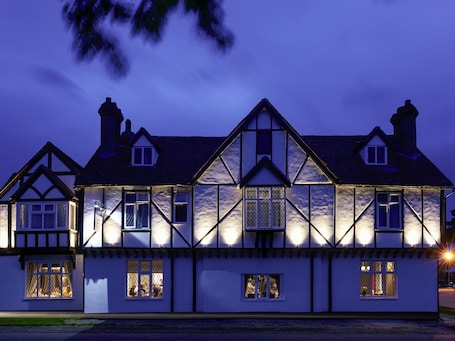 Escritorio, sistema de insonorización y tabla de planchar con plancha