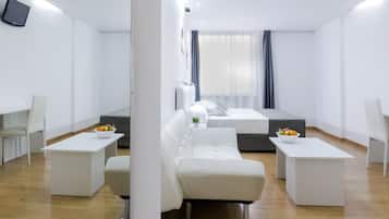 Habitación doble superior | Escritorio, cortinas blackout y tabla de planchar con plancha