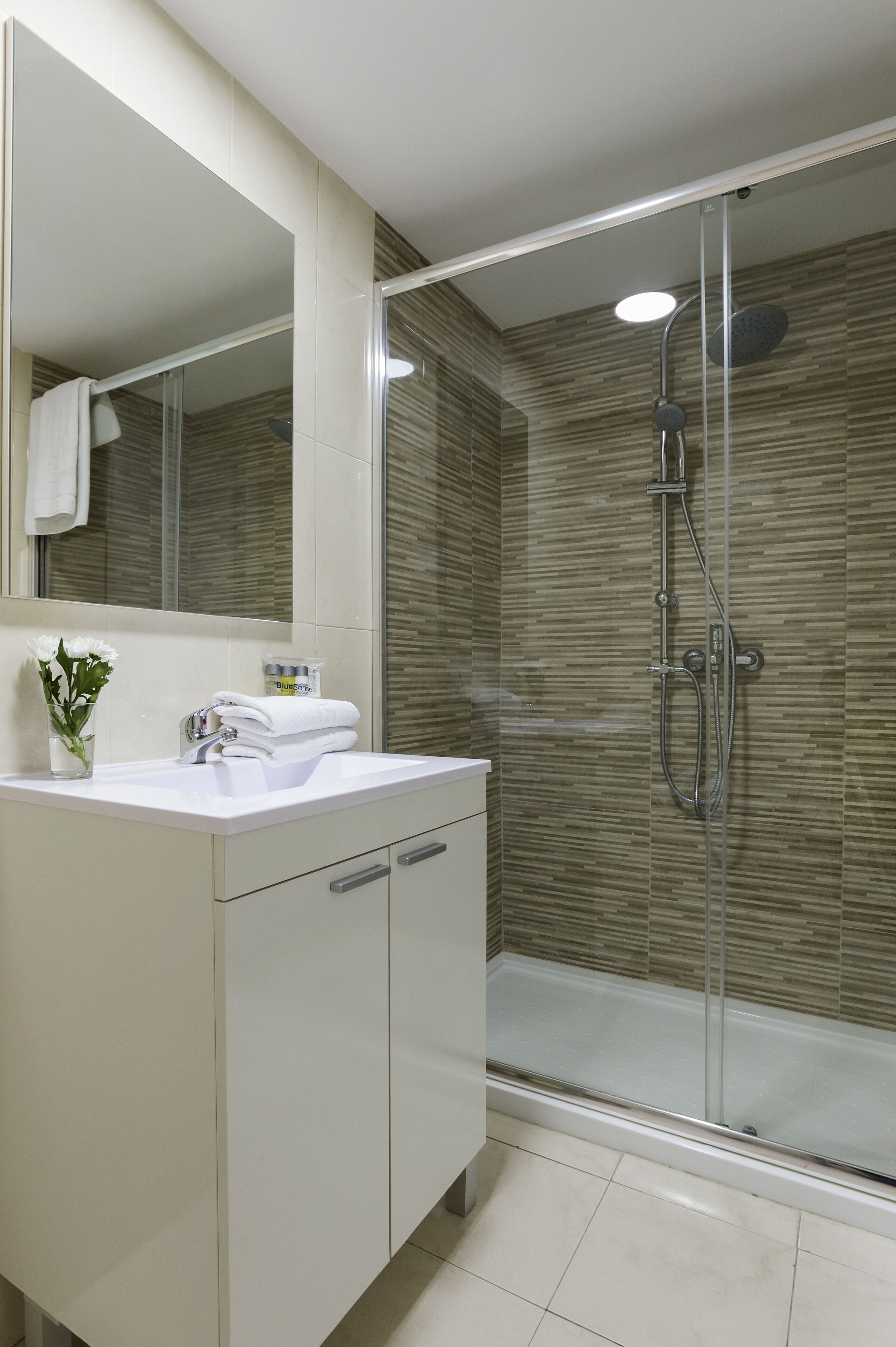Superior tweepersoonskamer | Badkamer | Een bad/douchecombinatie, gratis toiletartikelen, handdoeken