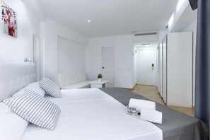 Habitación doble superior | Escritorio, cortinas blackout y tabla de planchar con plancha 