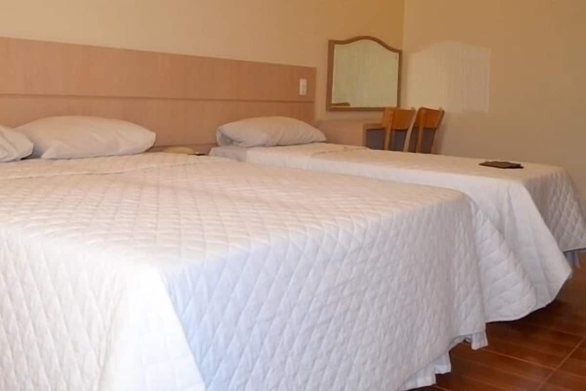 Minibar, caja de seguridad en la habitación y escritorio