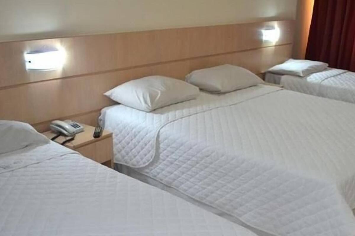 Minibar, coffres-forts dans les chambres, bureau