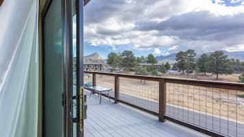 Minibar, escritorio y espacio para trabajar con laptop