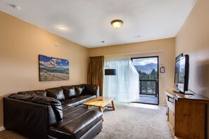 Minibar, desk, laptop workspace, iron/ironing board - Coyote Mountain Lodge (Estes Park)