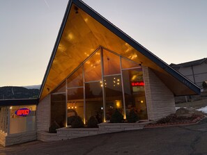 Façade de l’hébergement - soirée/nuit