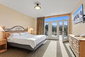 Minibar, desk, laptop workspace, iron/ironing board - Coyote Mountain Lodge (Estes Park)