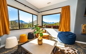 Living area - Coyote Mountain Lodge (Estes Park)