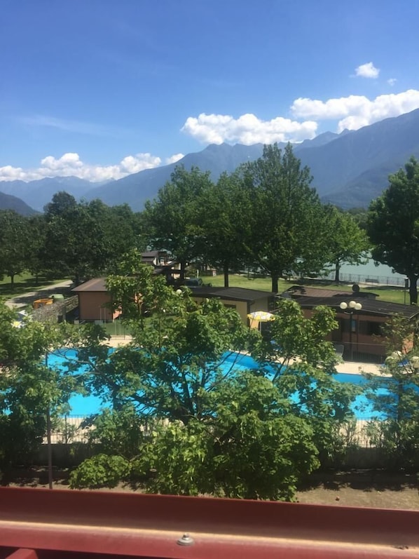 Piscina stagionale all'aperto, lettini