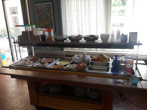 Desayuno buffet todos los días (con cargo)