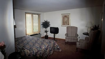 Suite, 1 King Bed | Desk, iron/ironing board, free WiFi, bed sheets