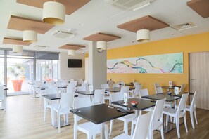 Petit déjeuner buffet servi tous les jours en supplément