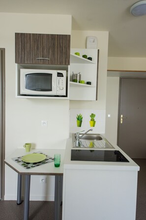 Studio (Twin) | Private kitchenette | Fridge, microwave, stovetop, cookware/dishes/utensils
