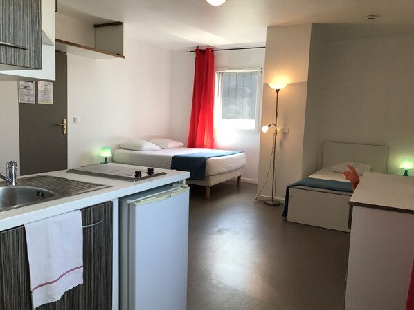Comfort Triple Room, Accessible | Private kitchen | Fridge, microwave, stovetop, cookware/dishes/utensils