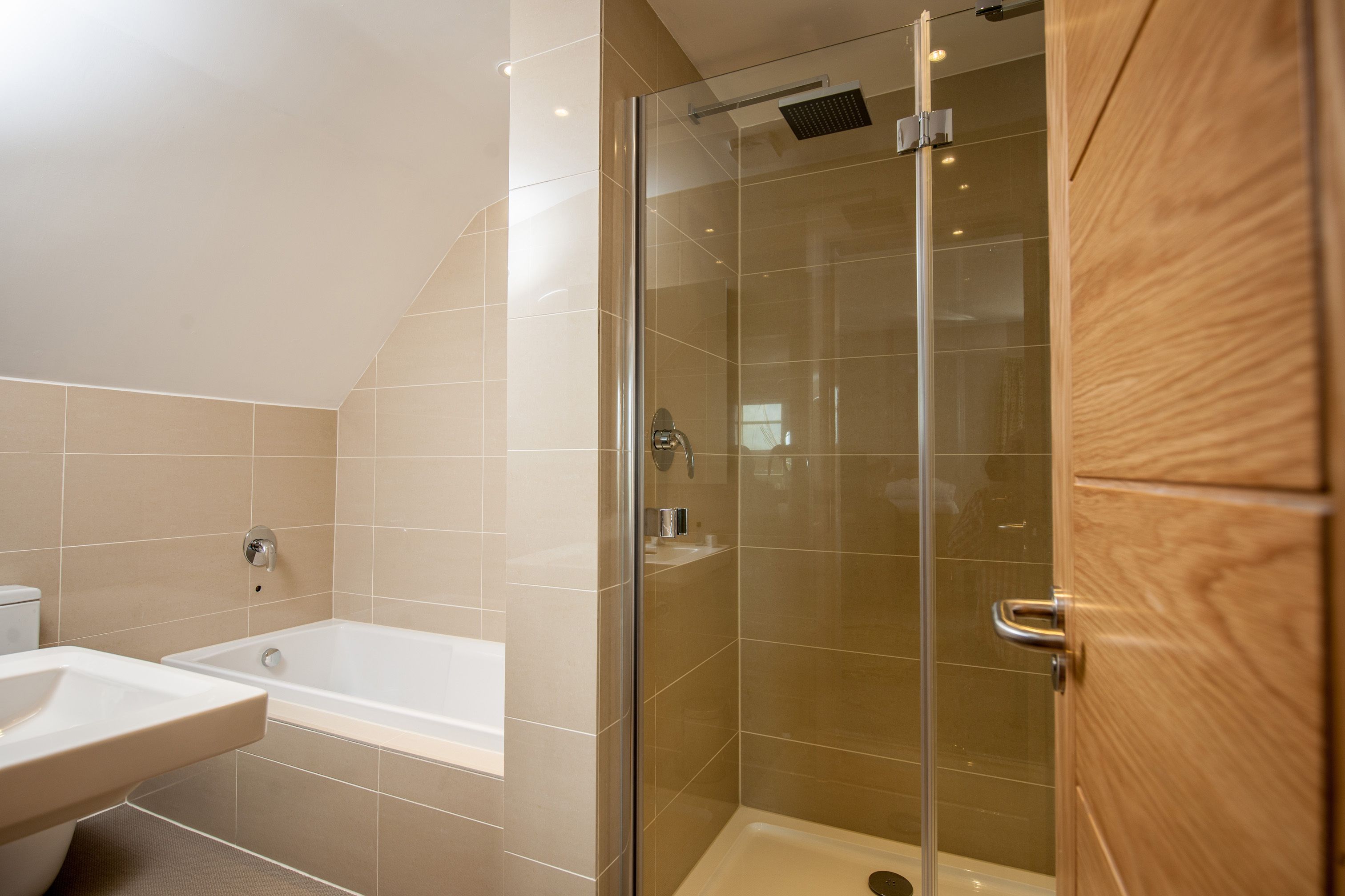 Chambre Double Exécutive | Salle de bain | Articles de toilette gratuits, sèche-cheveux, serviettes fournies