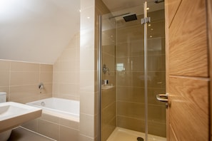 Executive Double Room | Bathroom | Free toiletries, hair dryer, towels