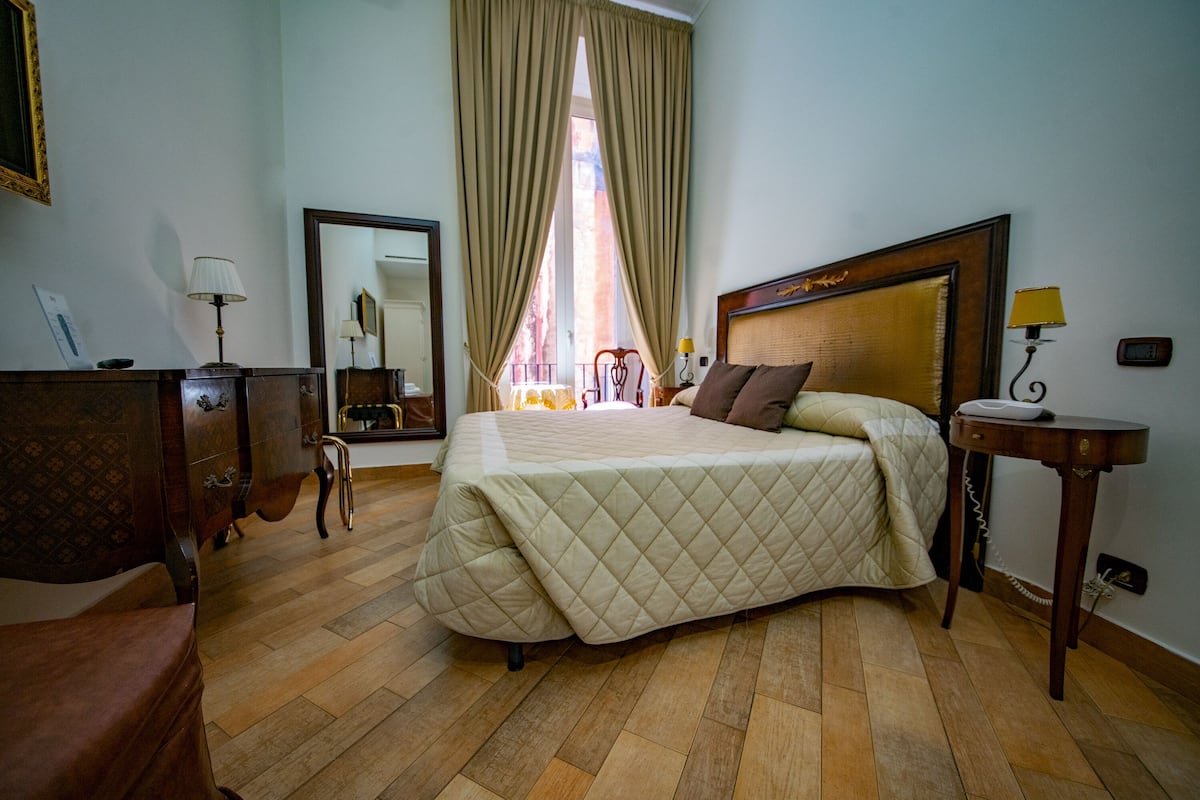 Habitación triple | Sábanas de algodón egipcio, ropa de cama de alta calidad y minibar