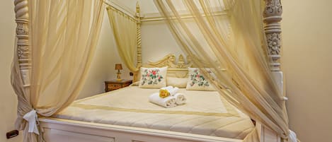 Suite junior | Sábanas de algodón egipcio, ropa de cama de alta calidad y minibar