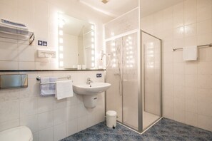 Comfort Double Room | Bilik Mandi | Pancuran mandi, pengering rambut
