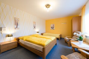 Standard Double Room | Meja, Wi-fi percuma, cadar katil