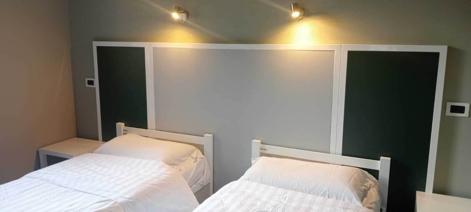 Escritorio, cortinas opacas, wifi gratis y ropa de cama