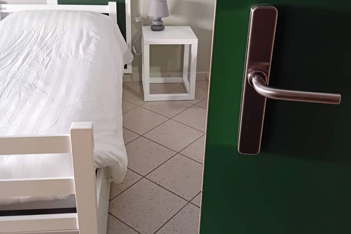 Habitación con 2 camas individuales, solo para hombres, baño privado | 1 habitación, escritorio, cortinas blackout y wifi gratis