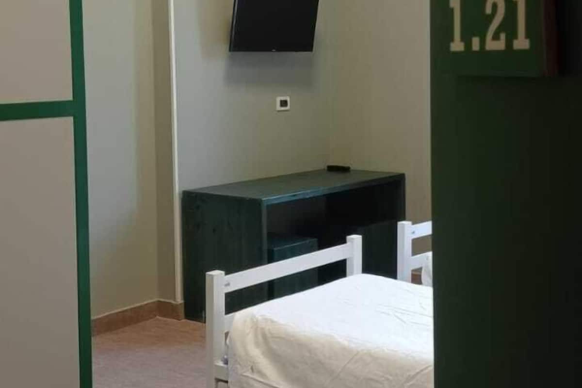 Escritorio, cortinas blackout, wifi gratis y ropa de cama