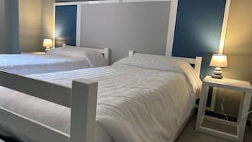 Escritorio, cortinas blackout, wifi gratis y ropa de cama