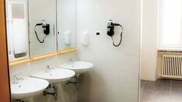 Een douche, een haardroger, zeep, toiletpapier