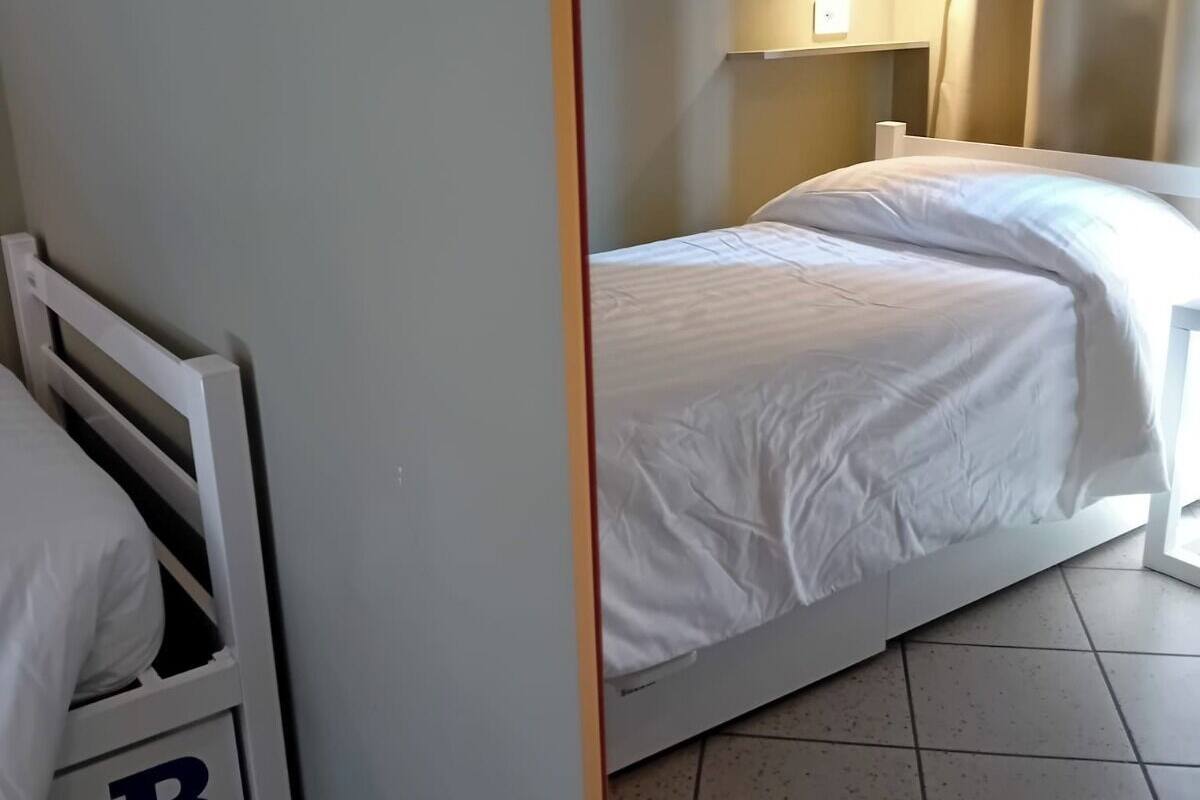 Habitación con 2 camas individuales, solo para mujeres, baño privado | Escritorio, cortinas blackout, wifi gratis y ropa de cama 