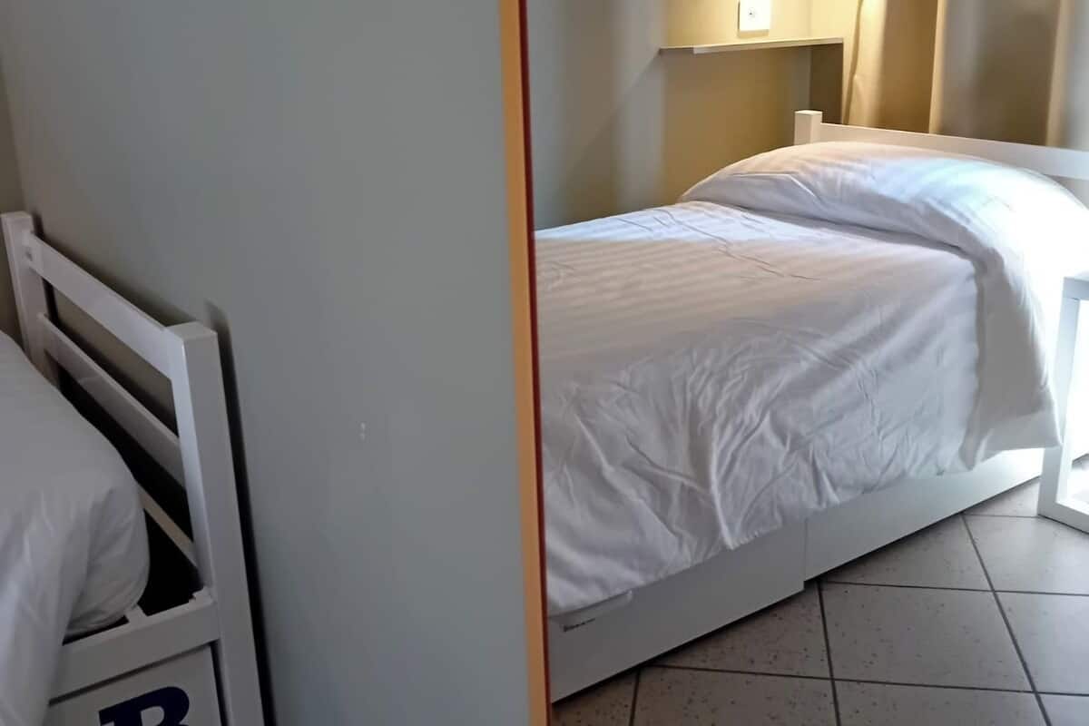 Habitación con 2 camas individuales, solo para mujeres, baño privado | 1 habitación, escritorio, cortinas blackout y wifi gratis
