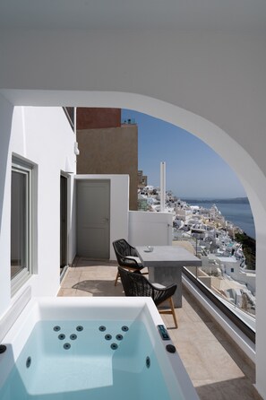 Aether Suite with hot tub Caldera View | 阳台景观