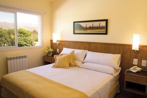 In-room safe, individually decorated, individually furnished, desk - Urbana Class Hotel (Mendoza)